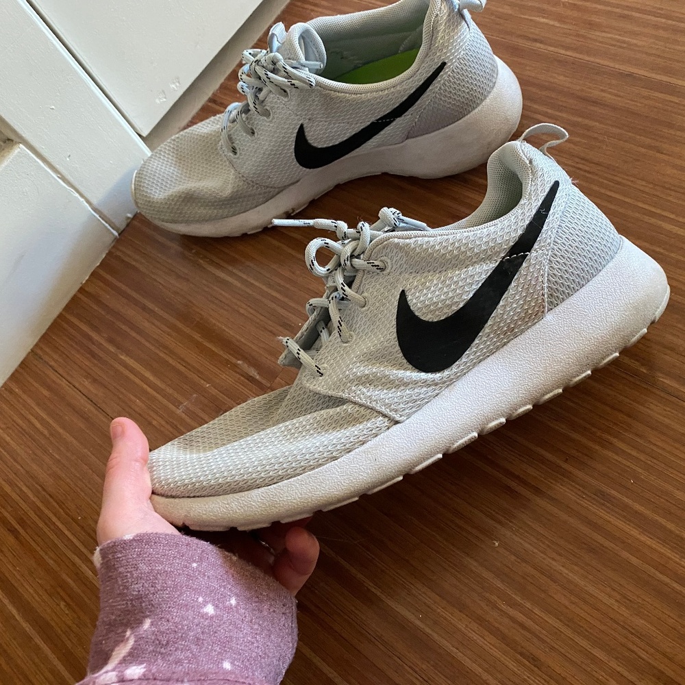 Nike Women's Roche Size 8